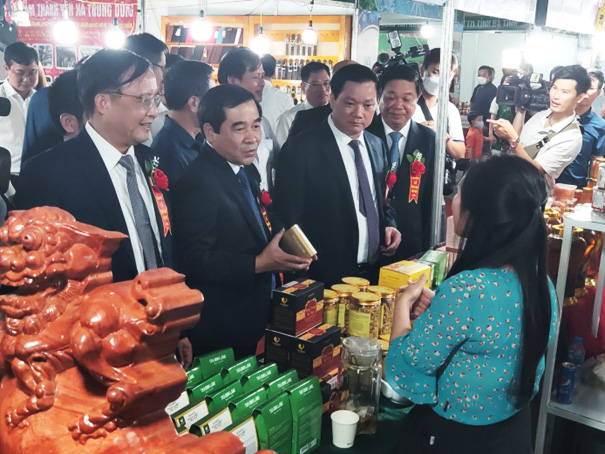 Các đồng chí lãnh đạo đại diện cho đẳng và chính quyển tỉnh Thái Bình quan tâm đến sản phẩm Nam Dược của AP Phú Hưng một trong những sản phẩm tiêu biểu đạt OCOP 4 sao trong tỉnh Thái Bình.